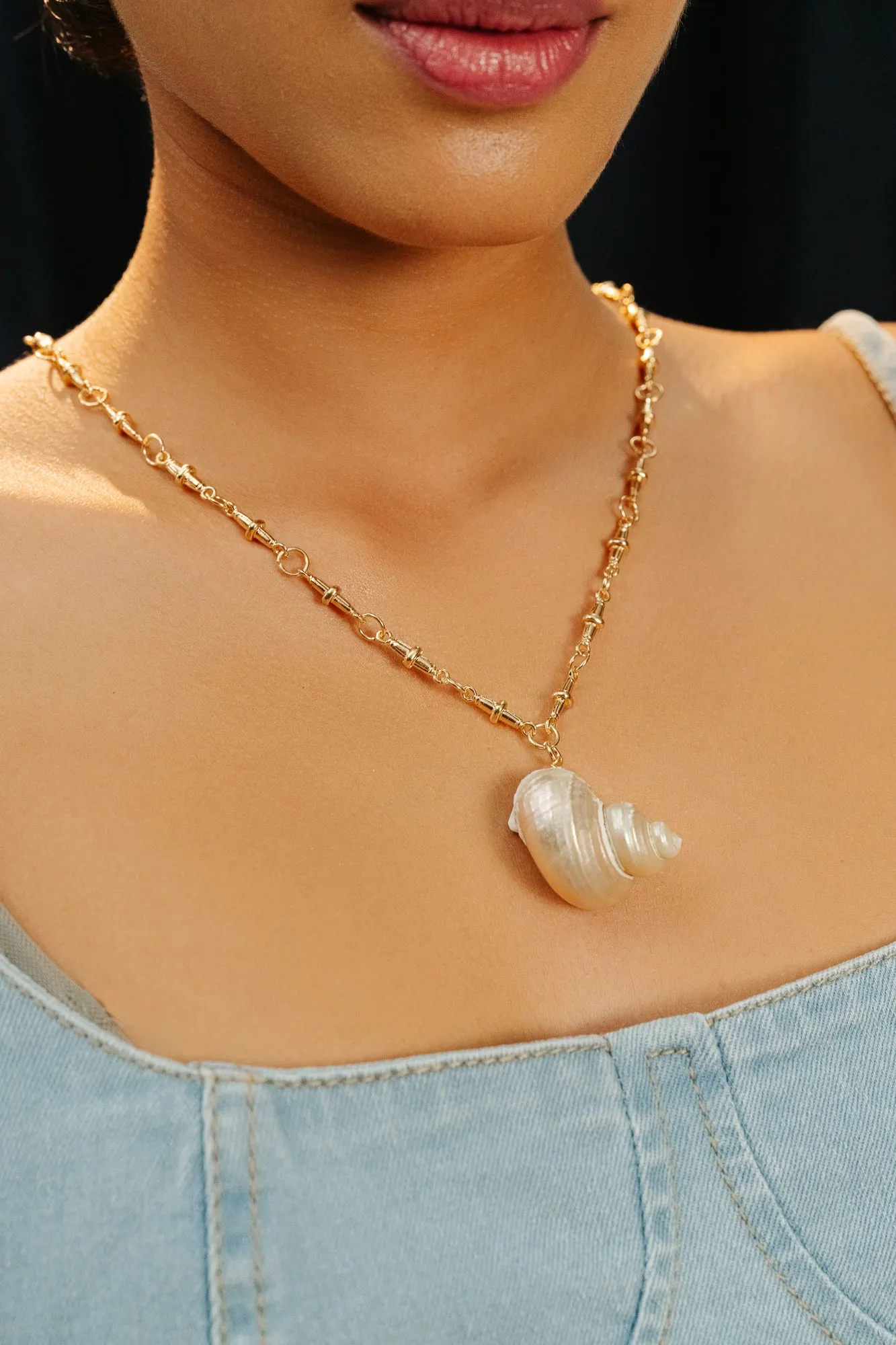 Shell Pendant Necklace On Delicate Metal Chain